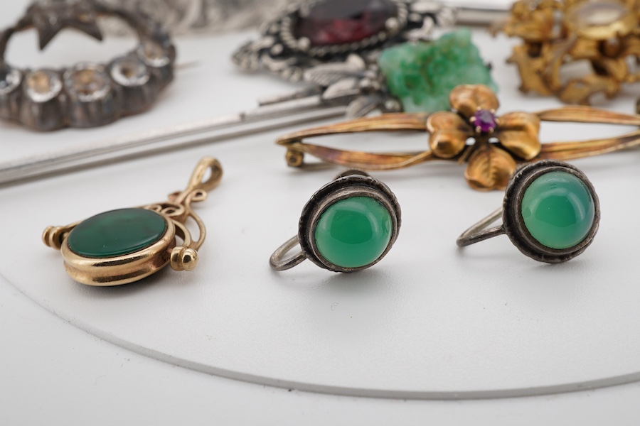 A small collection of assorted costume jewellery, including a paste set crescent brooch and a spinning fob seal, together with a George V silver oval pill box, Adie & Lovekin, Birmingham, 1915, 52mm, with engraved monogr